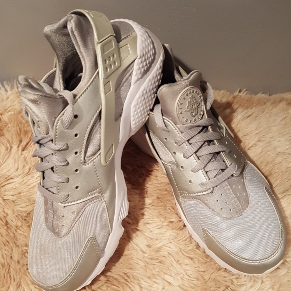 Like new! Silver Nike Huarache - 10.5